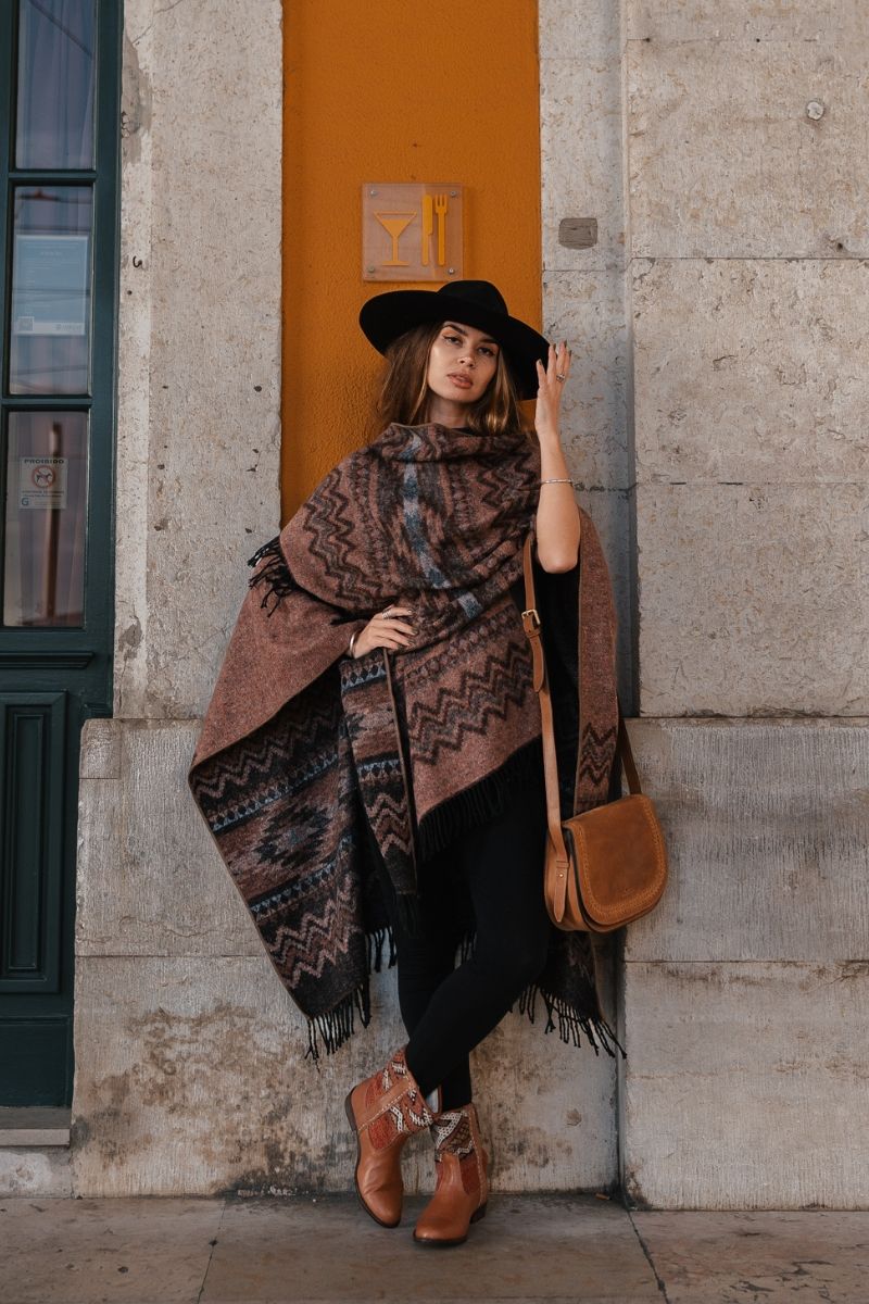 Wendeponcho – Rost und Anthrazit mit Zickzackmuster