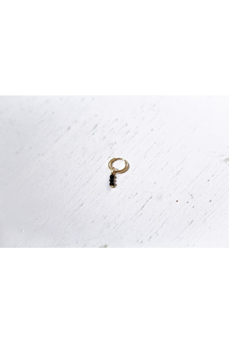 onyx hoop earring- gold ---