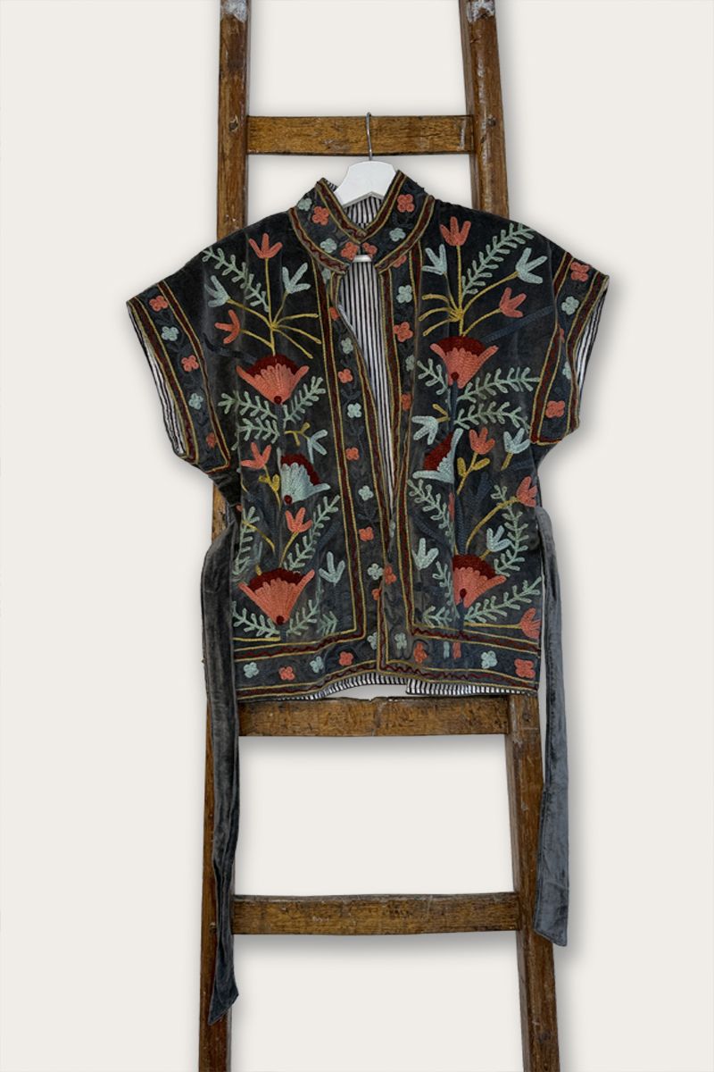  Geborduurde bodywarmer – Grijs