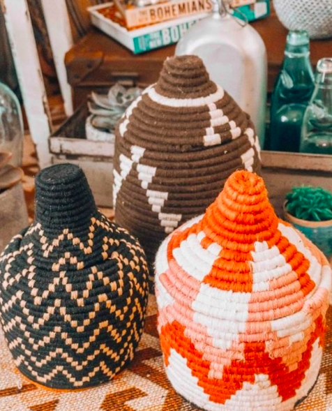 if you don't want to keep looking three times a day for your belongings, we have a great tip: storage berber baskets. Traditionally used as bread storage baskets but you can use this eyecatcher to store small items or use it as a vibrant pot for a plant. These little fellas are hand made, one of a kind and come in many beautiful designs and colors. 