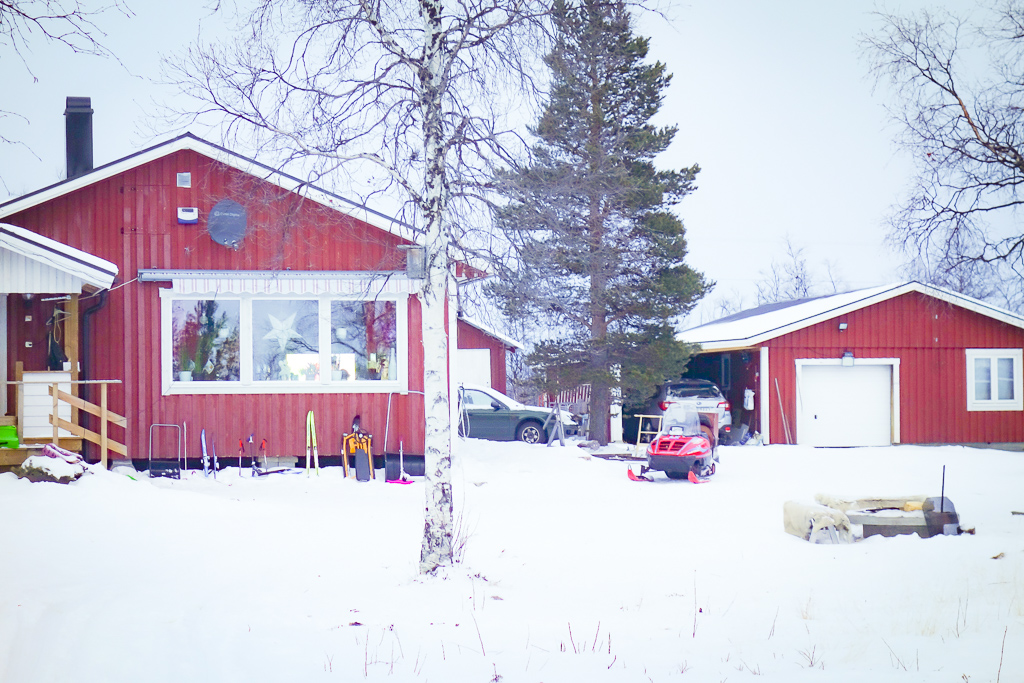 Arctic Gourmet cabins is located in a small village Kaalasjärvi 22km from Kiruna at a huge lake with a stunning backdrop of the majastic mountains of Swedish Lapland. 