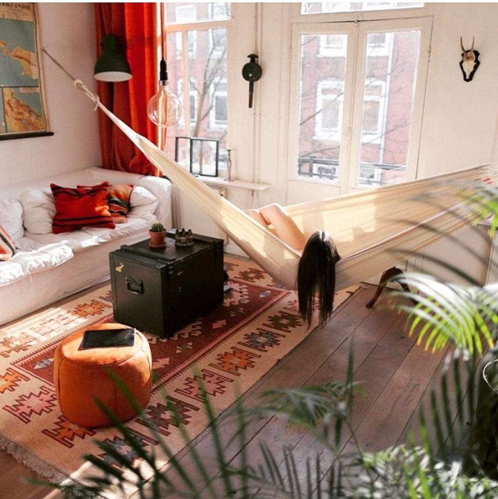 boho interieur met kelim vloerkleed